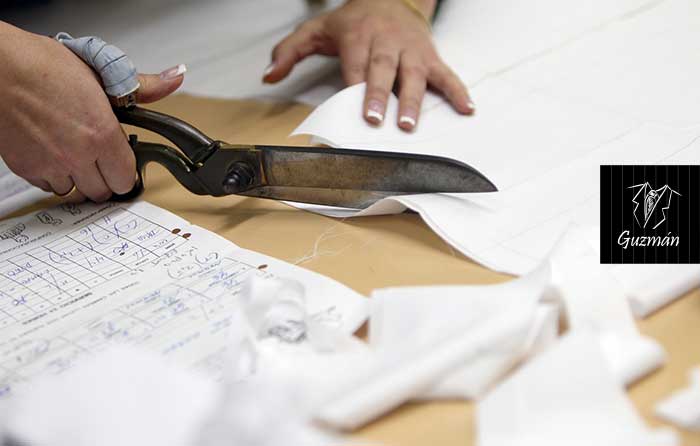 Sastre cortando tela para camisa a medida