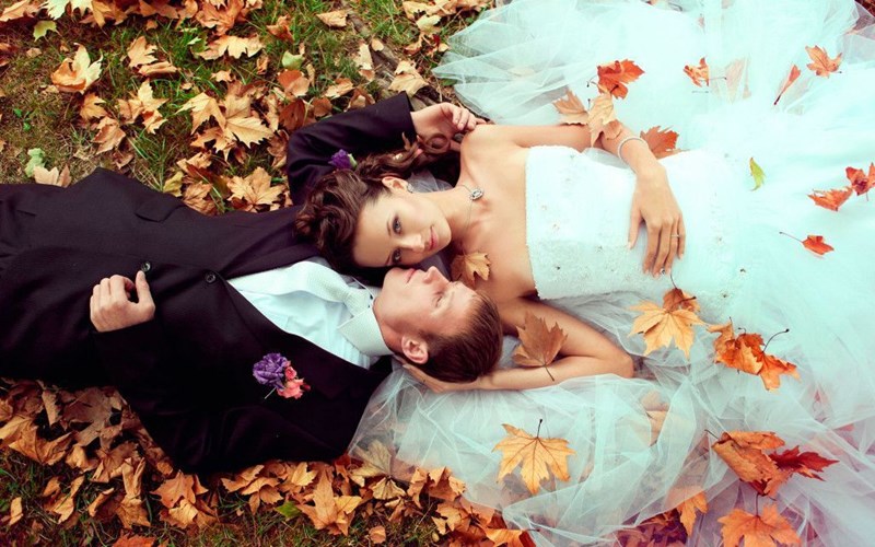 Vestirse para una boda de otoño