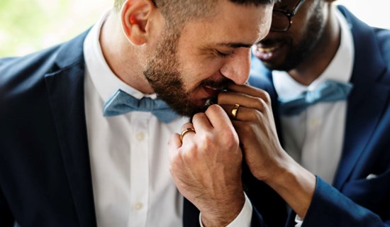 Los mejores outfits para bodas gays