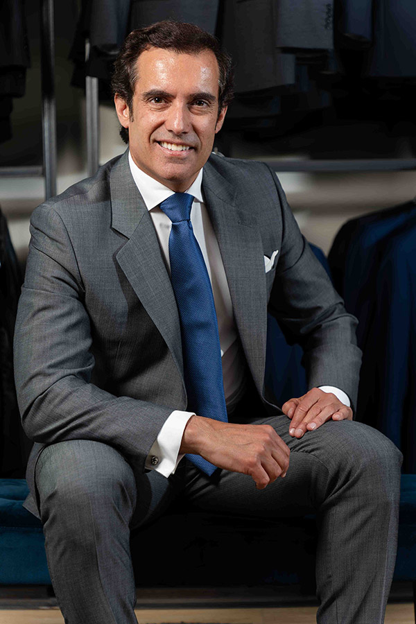 Entrevista a Francisco Guzmán: elegancia, tradición y visión digital en Trajes Guzmán